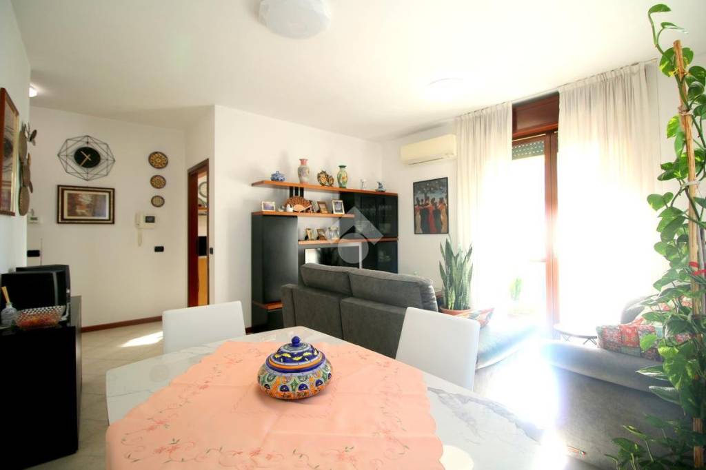 appartamento in vendita a Caronno Pertusella