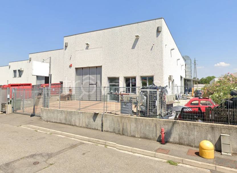 locale commerciale in vendita a Caronno Pertusella