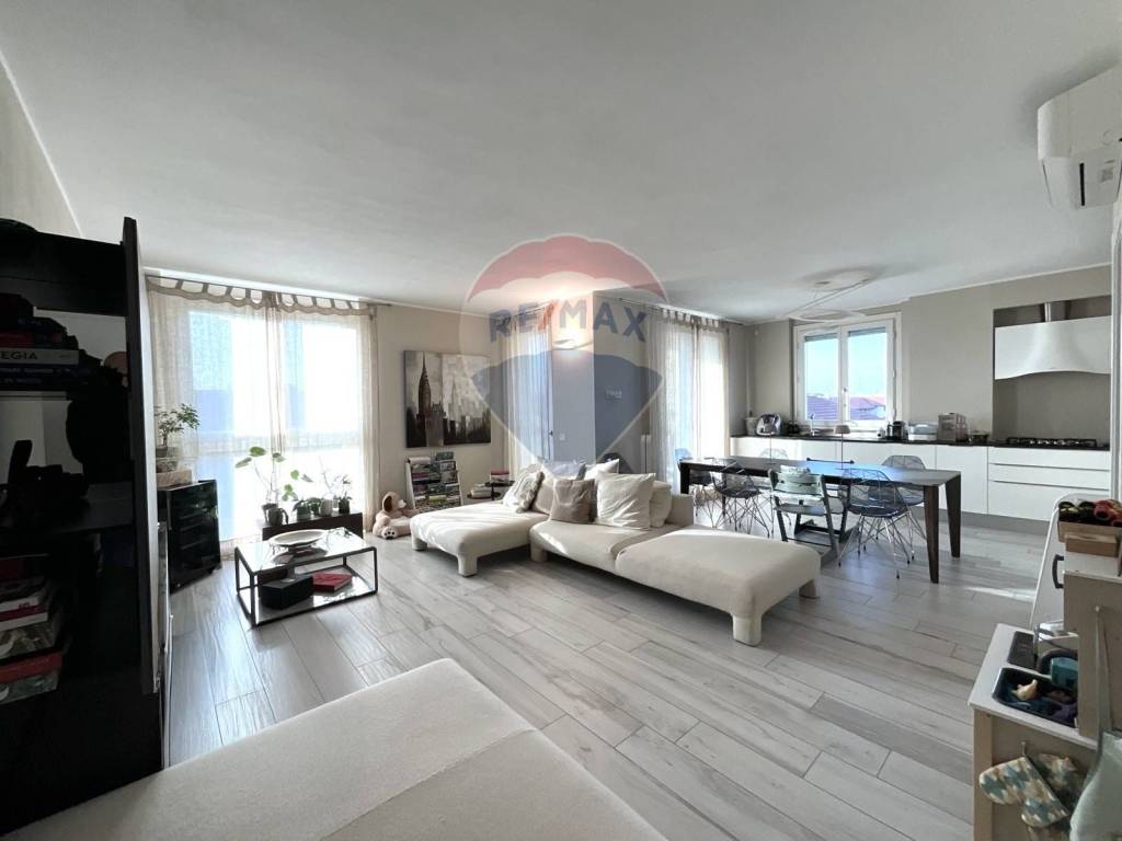 appartamento in vendita a Caronno Pertusella