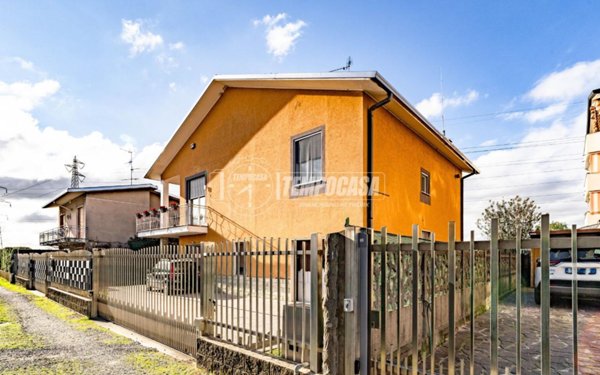 casa indipendente in vendita a Caronno Pertusella