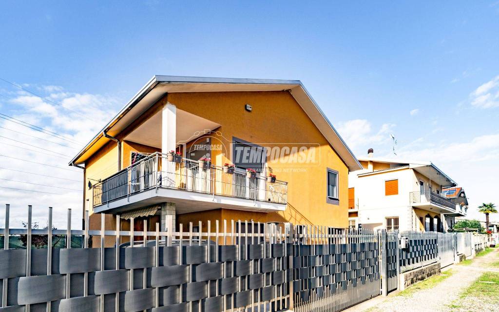casa indipendente in vendita a Caronno Pertusella