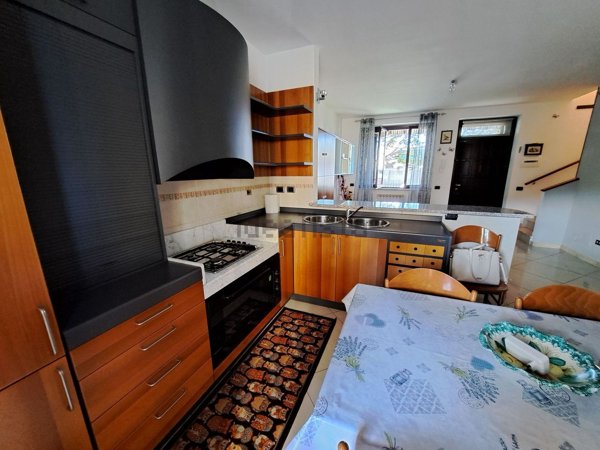 casa indipendente in vendita a Caronno Pertusella