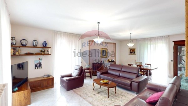 casa indipendente in vendita a Caronno Pertusella