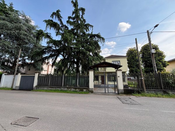 casa indipendente in vendita a Caronno Pertusella