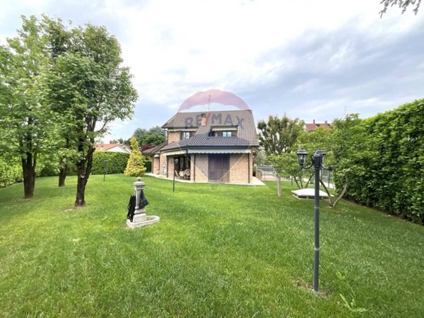 casa indipendente in vendita a Caronno Pertusella