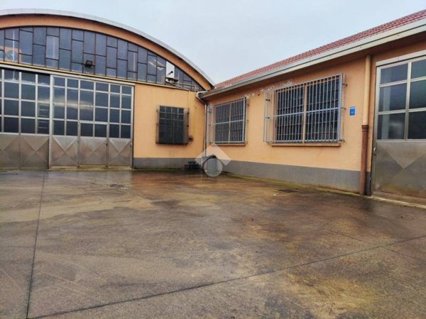 locale commerciale in vendita a Caronno Pertusella