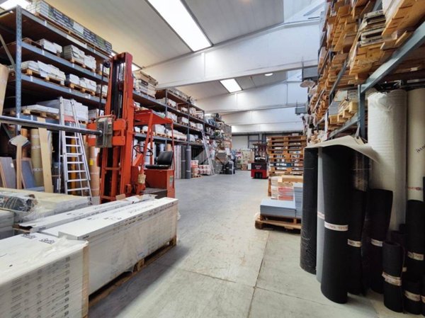 locale commerciale in vendita a Caronno Pertusella