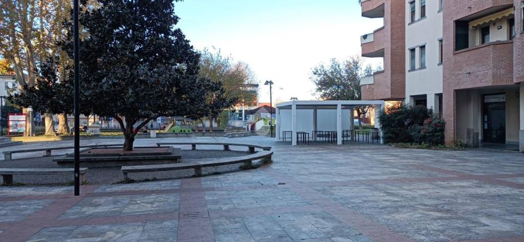 negozio in vendita a Caronno Pertusella