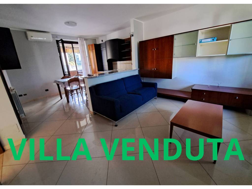casa indipendente in vendita a Caronno Pertusella