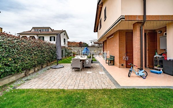 appartamento in vendita a Caronno Pertusella