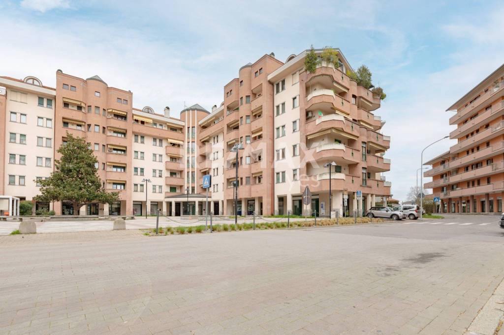 negozio in vendita a Caronno Pertusella