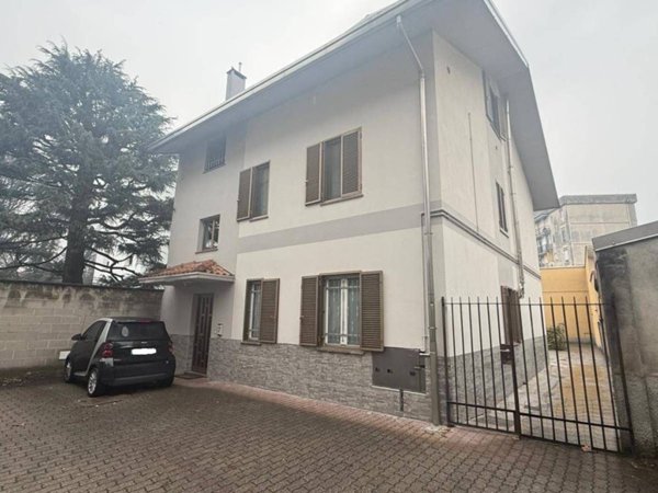 appartamento in vendita a Caronno Pertusella