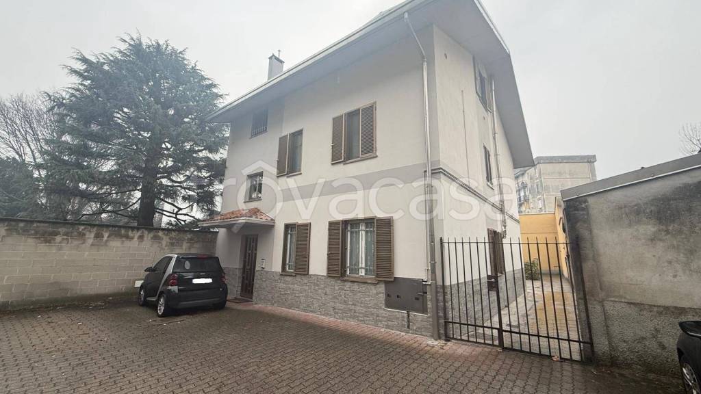 appartamento in vendita a Caronno Pertusella