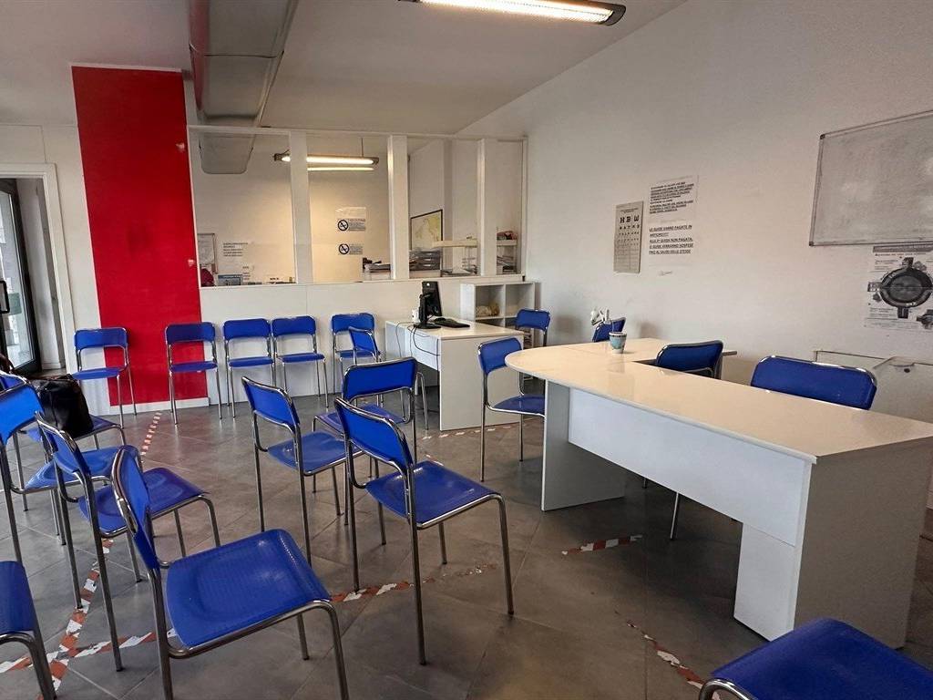 negozio in vendita a Caronno Pertusella