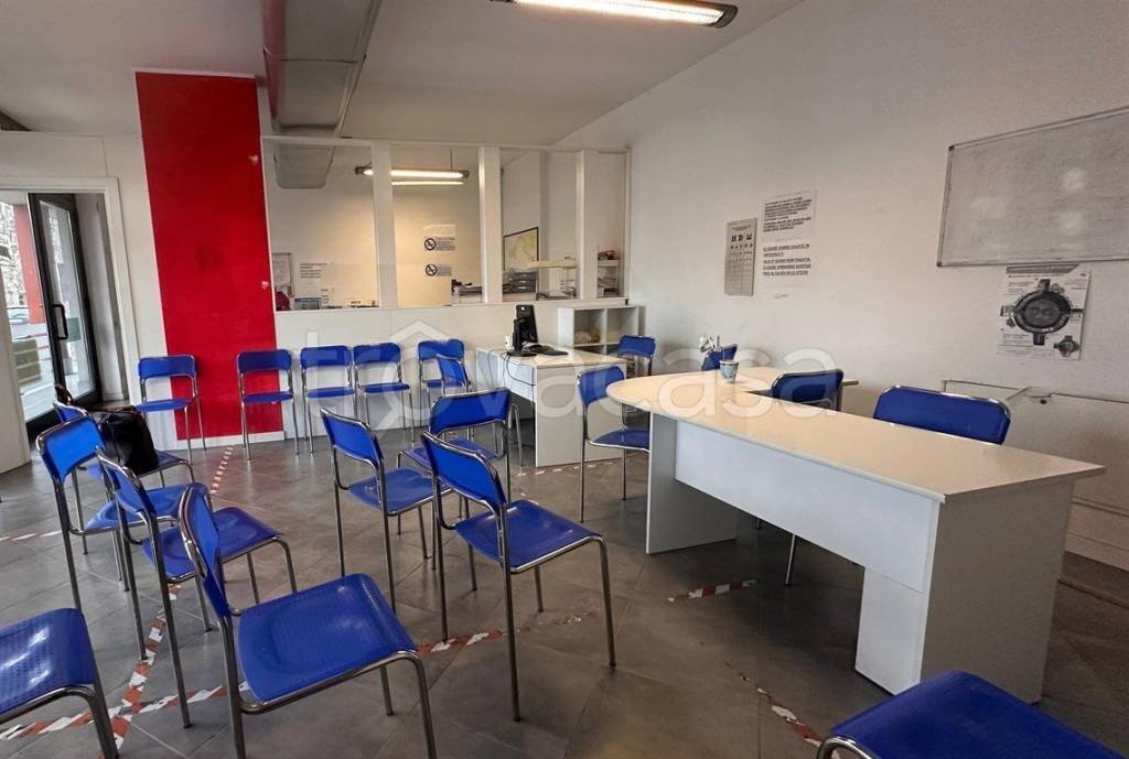 negozio in vendita a Caronno Pertusella