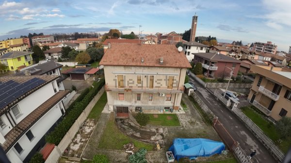 appartamento in vendita a Caronno Pertusella