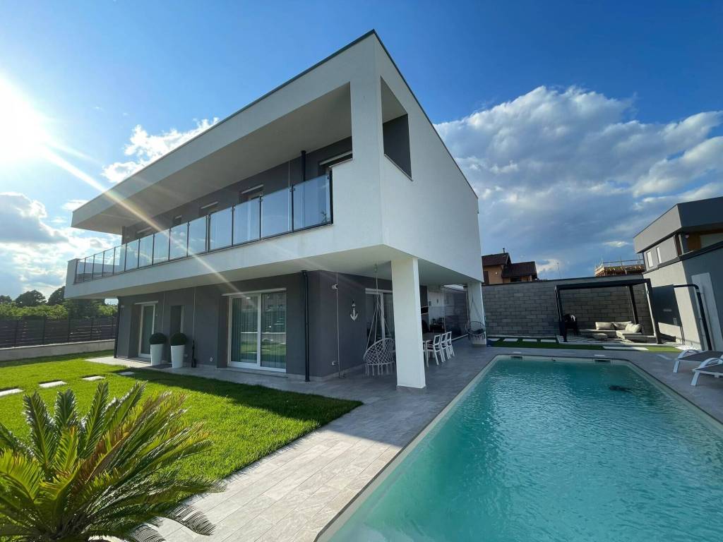 casa indipendente in vendita a Caronno Pertusella