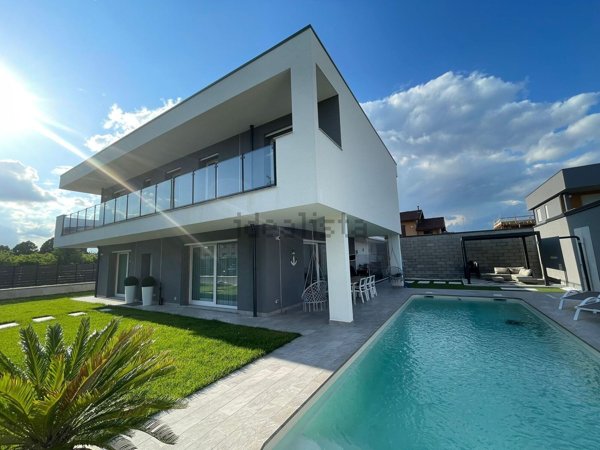 casa indipendente in vendita a Caronno Pertusella