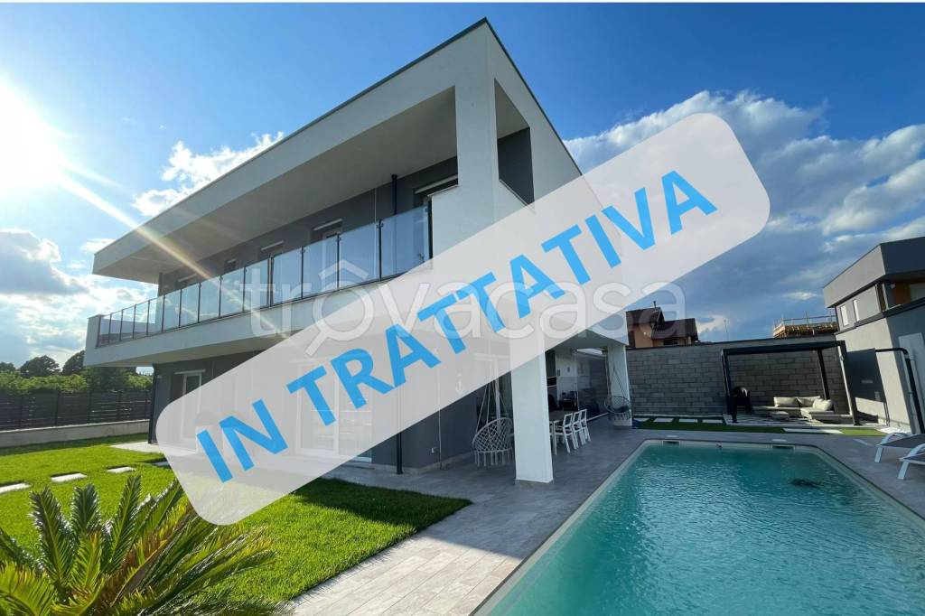 casa indipendente in vendita a Caronno Pertusella