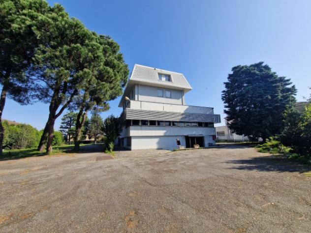 capannone in vendita a Caronno Pertusella