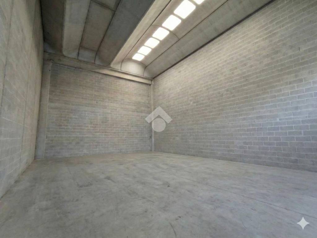 locale commerciale in vendita a Caronno Pertusella