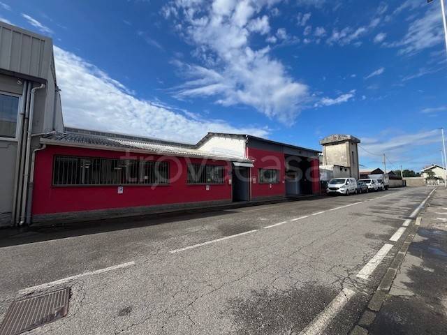 locale commerciale in vendita a Caronno Pertusella