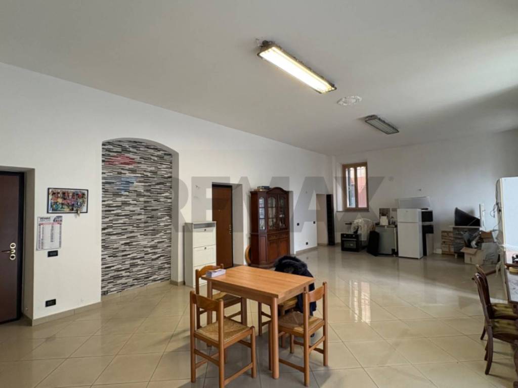 negozio in vendita a Caronno Pertusella