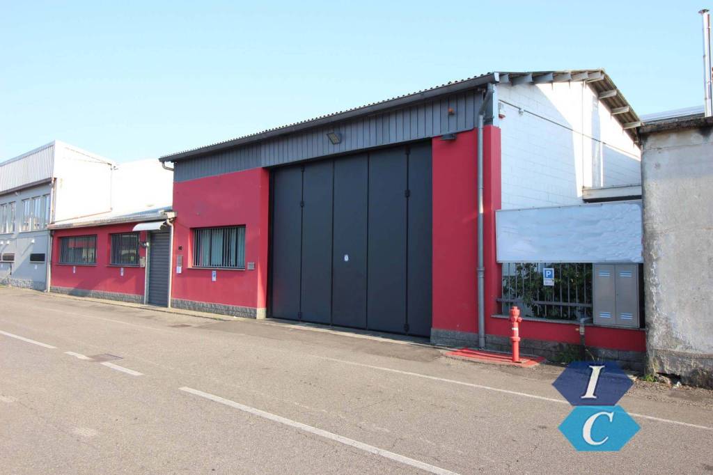 locale commerciale in vendita a Caronno Pertusella