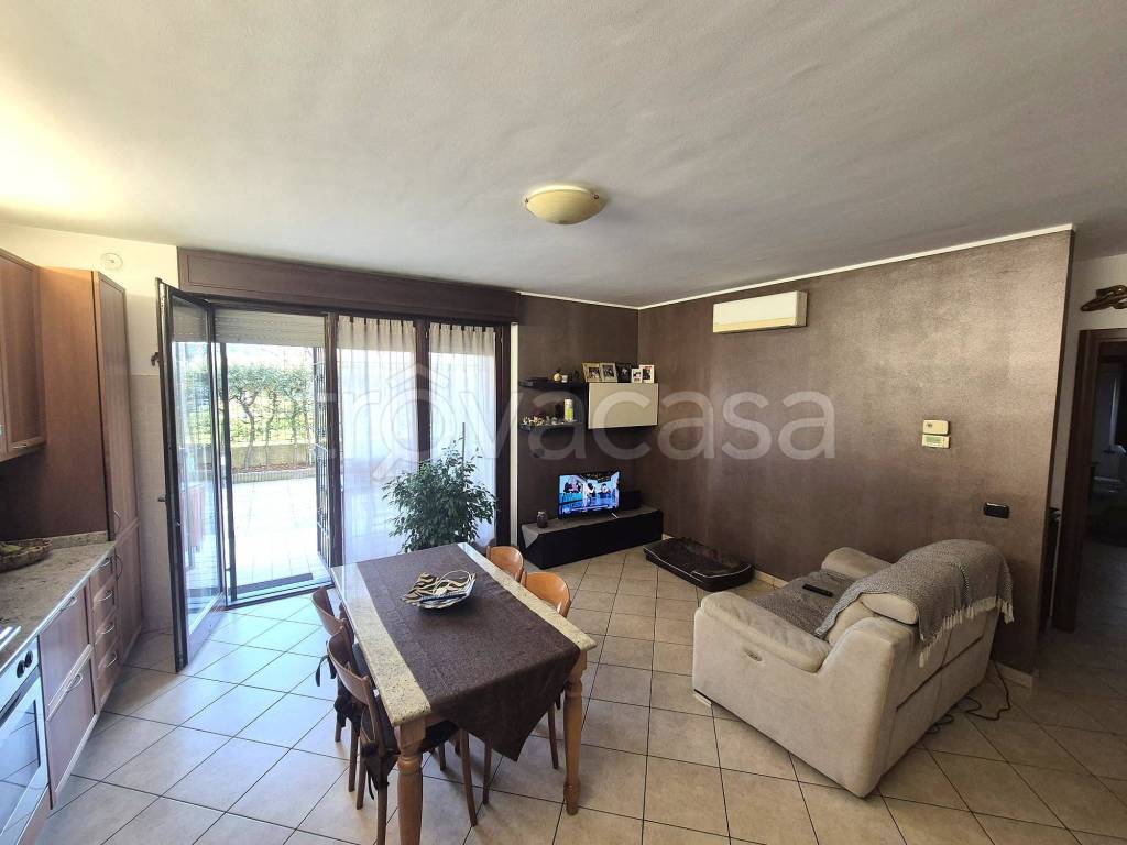 appartamento in vendita a Caronno Pertusella