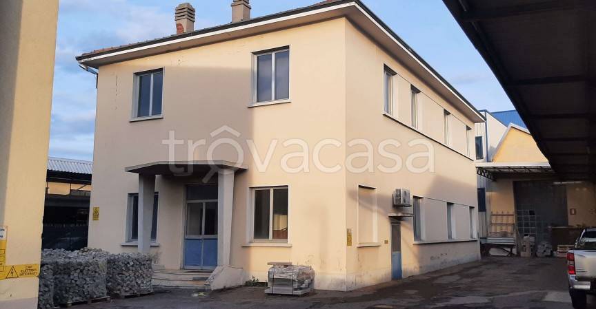 locale commerciale in vendita a Caronno Pertusella