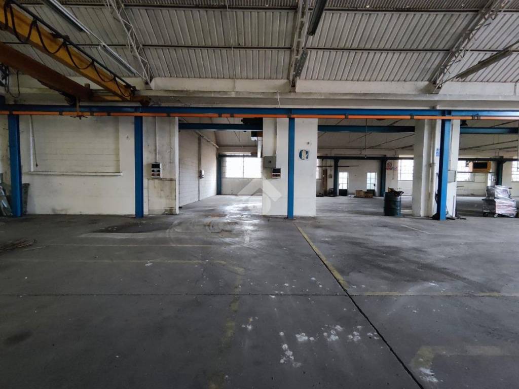 locale commerciale in vendita a Caronno Pertusella