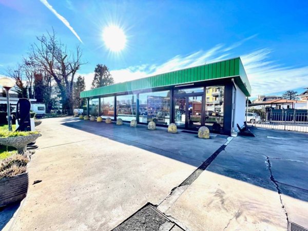 intera palazzina in vendita a Caronno Pertusella