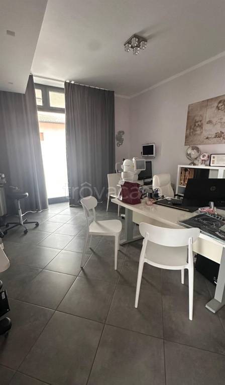 negozio in vendita a Caronno Pertusella