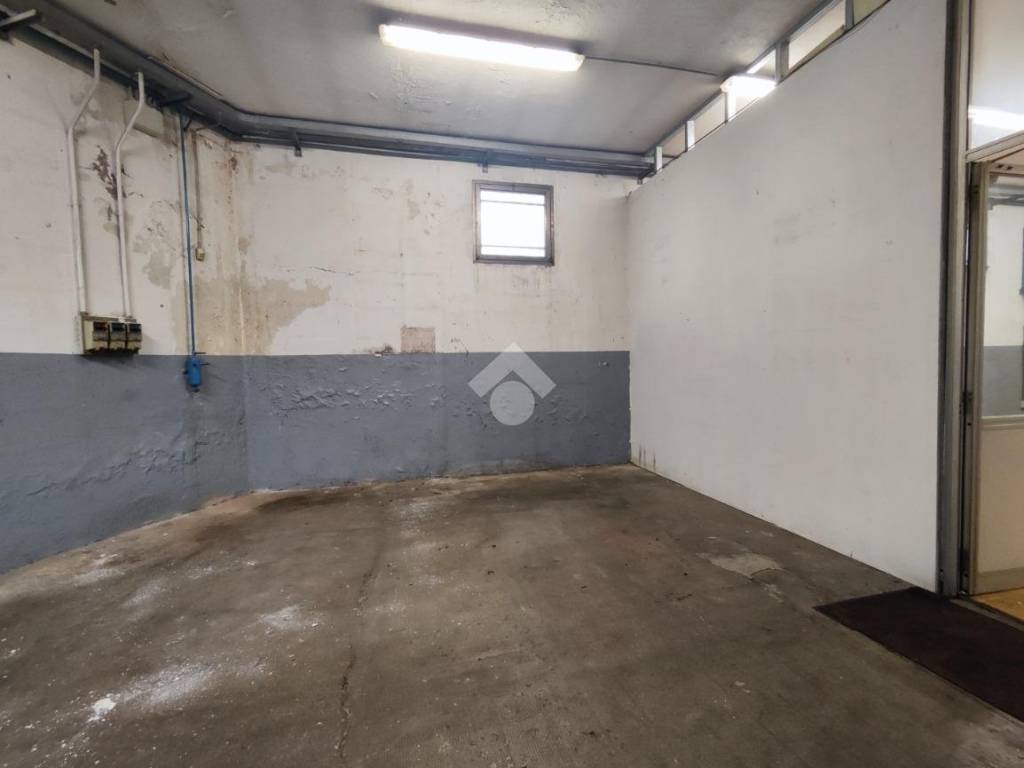 capannone in vendita a Caronno Pertusella