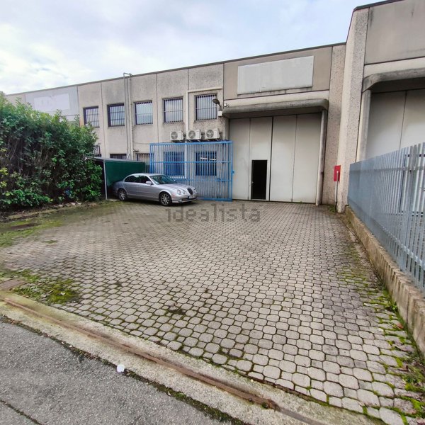 capannone in vendita a Caronno Pertusella