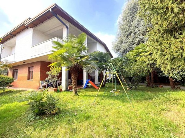 casa indipendente in vendita a Caronno Pertusella