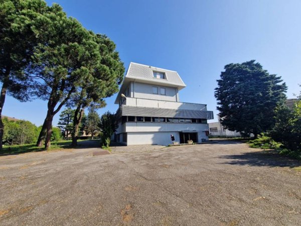 capannone in vendita a Caronno Pertusella