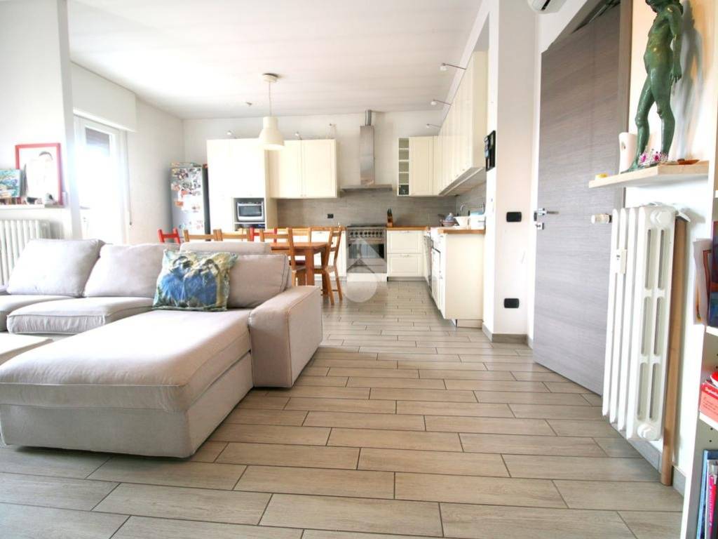 appartamento in vendita a Caronno Pertusella