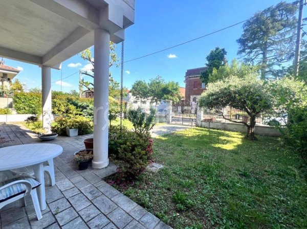 casa indipendente in vendita a Caronno Pertusella