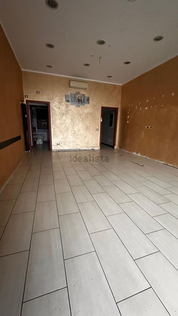 negozio in vendita a Caronno Pertusella