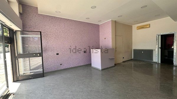 negozio in vendita a Caronno Pertusella