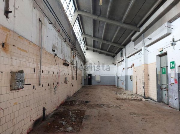 capannone in vendita a Caronno Pertusella