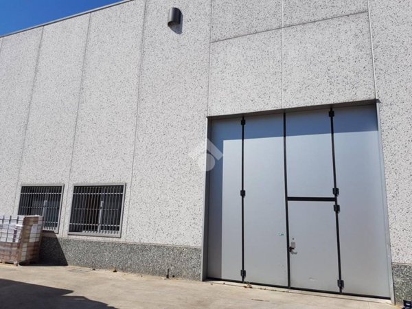 locale commerciale in vendita a Caronno Pertusella