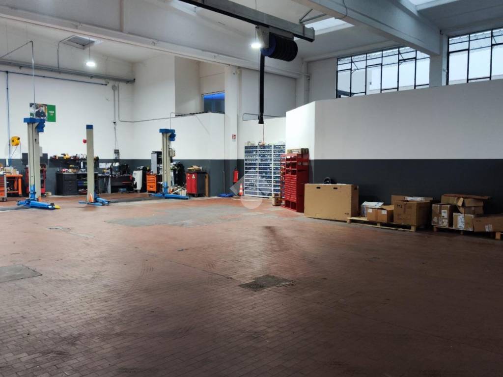 locale commerciale in vendita a Caronno Pertusella