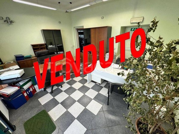 negozio in vendita a Caronno Pertusella