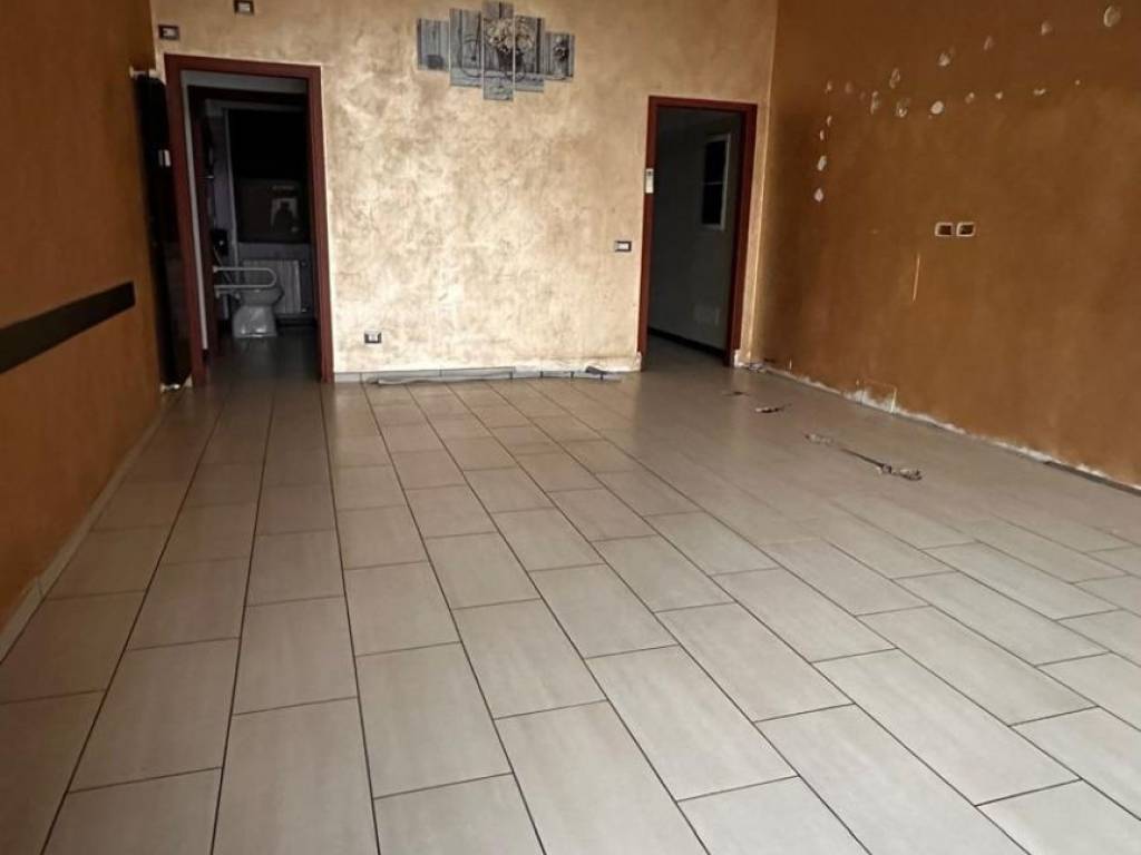 negozio in vendita a Caronno Pertusella