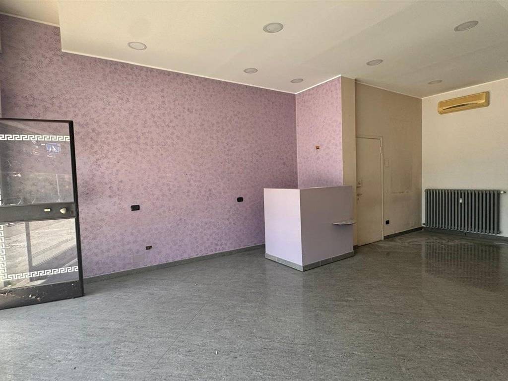 negozio in vendita a Caronno Pertusella