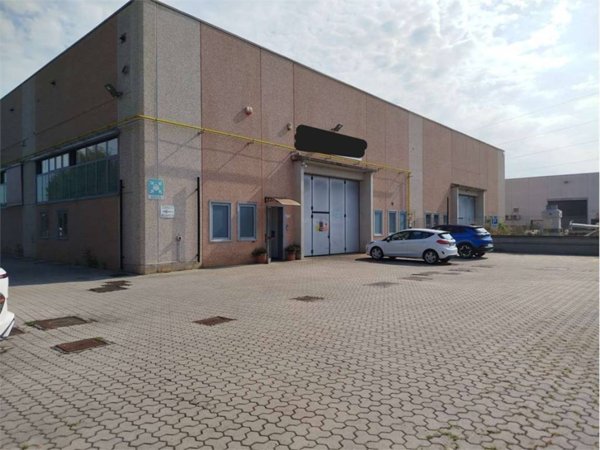 locale commerciale in vendita a Caronno Pertusella