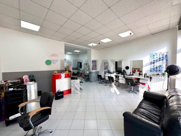 negozio in vendita a Caronno Pertusella