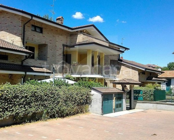 appartamento in vendita a Caronno Pertusella